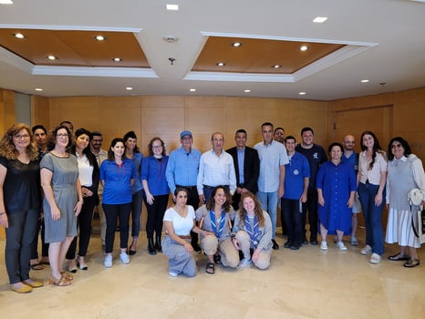 בני הנוער הזוכים: משה וידמן, משה לארי, נפתלי דרעי, רונן ליבנה, תמר סאפר ופנינה שפרינגר. צילום: מזרחי טפחות